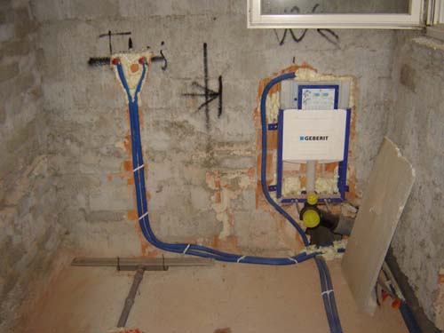 Prenova stare hise Ureditev novih vodovodnih instalacij v kopalnici