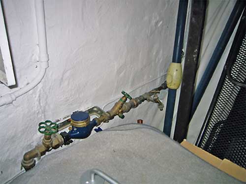 vodovodne napake manjka protipovratni ventil za vodomerom