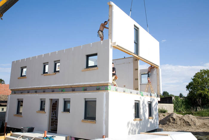 gradnja montažne hiše med gradnjo