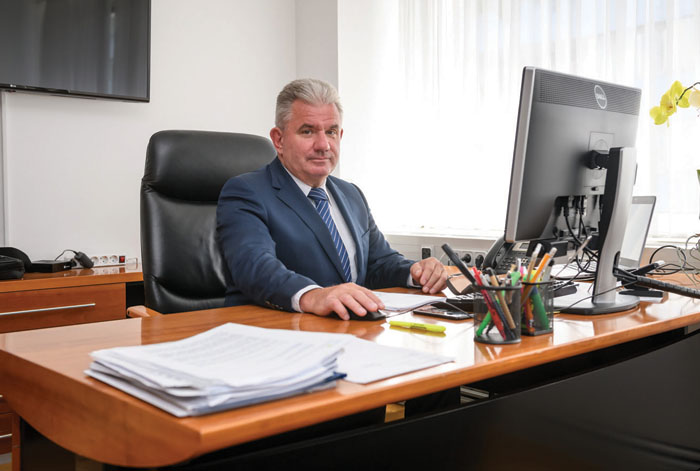 minister mag Andrej Vizjak v pisarni