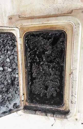 S sajami zasuta dimniška vratca po požaru