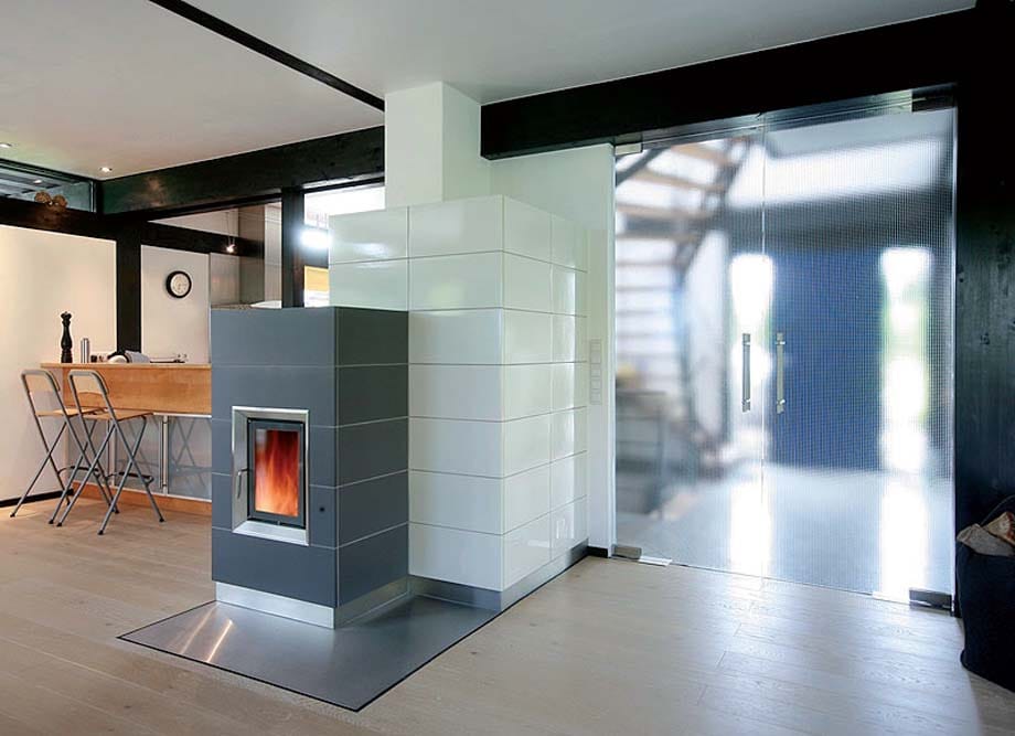 moderna loncena pec Moderna lončena peč v minimalistično opremljeni leseni hiši