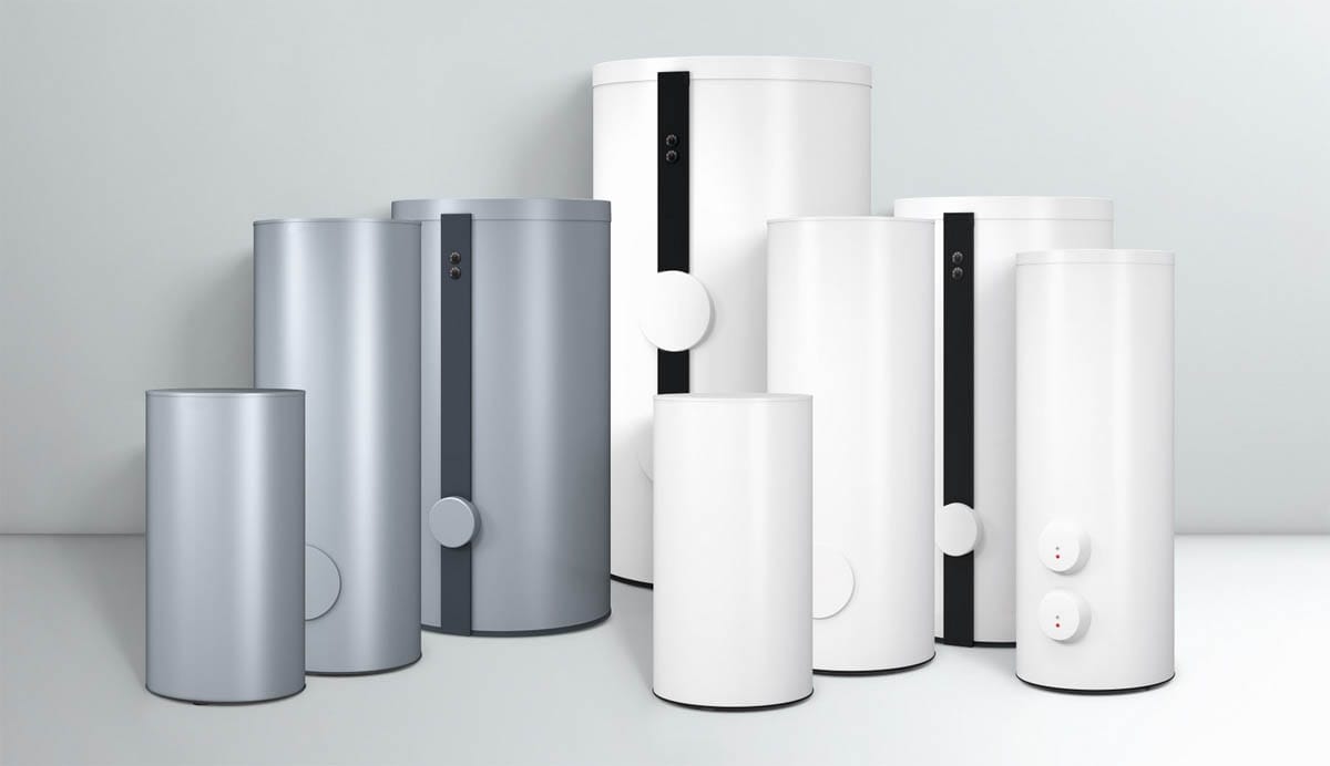 Različni talni hranilniki tople vode različnih volumnov, postavljeni v vrsto v svetlem prostoru