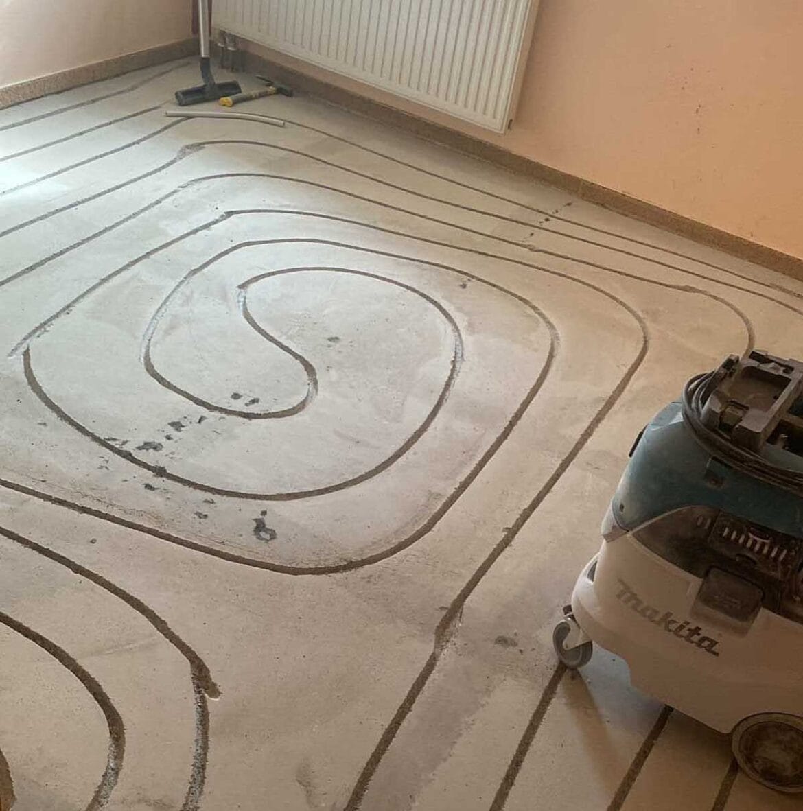 kanali v estrihu pripravljeni za talno ogrevanje