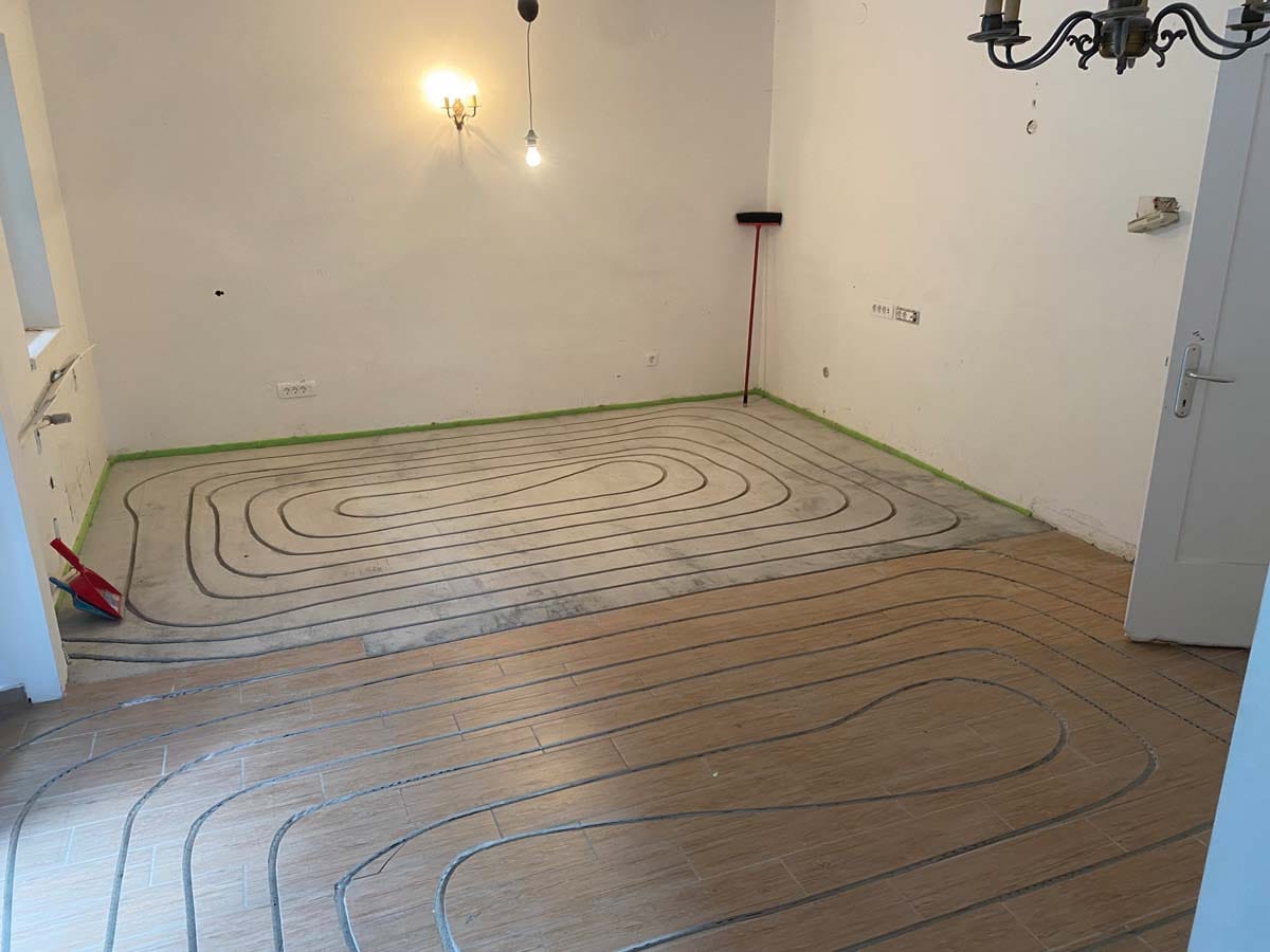 frezanje keramike za talno ogrevanje brez odstranitve ploščic