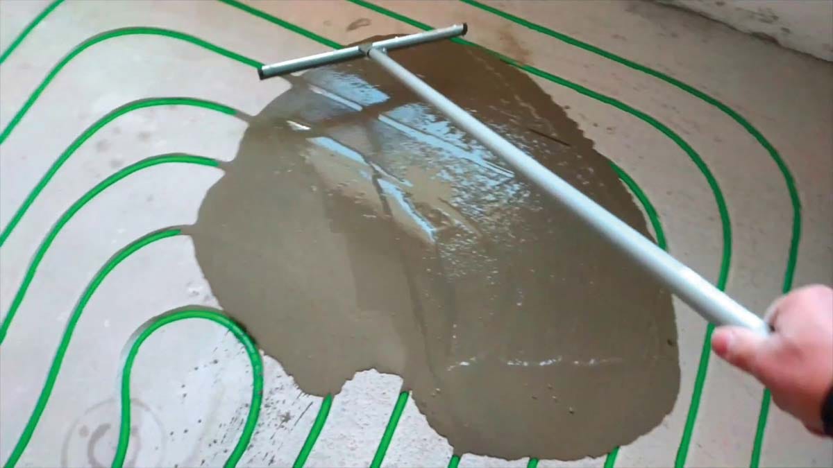 zapolnjevanje kanalov talnega ogrevanja izravnalna masa