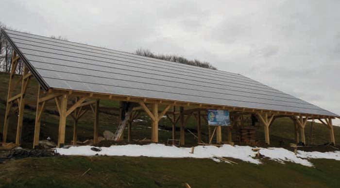 Integrirana soncna elektrarna na leseni konstrukciji