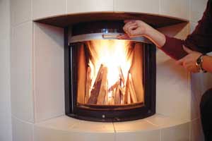 kamin_hrovat_ogenj_plamen