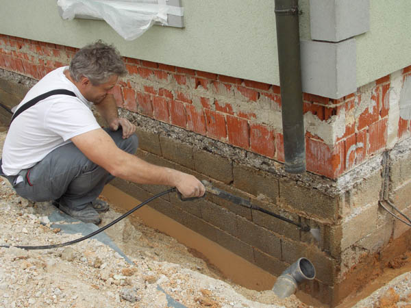 Sanacija in zaščita temeljev pred vlago odstranitev stare hodroizolacije