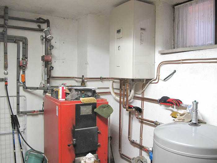 Delovanje toplotne črpalke v starejši hiši - kotlovnica stara peč