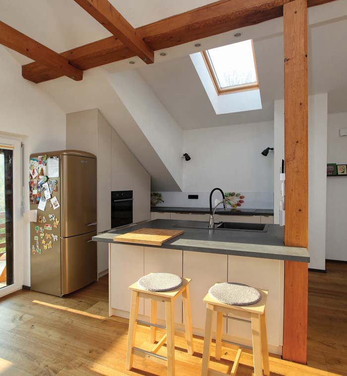 mansarda kuhinja strešno okno