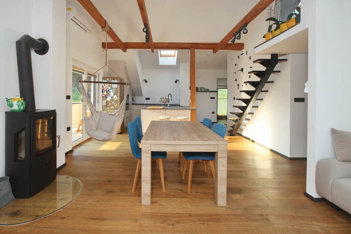 mansarda po obnovi dnevni porstor