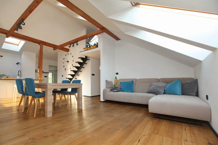 mansarda po obnovi strešna okna