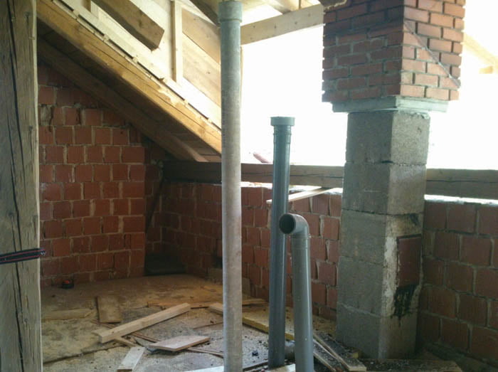 mansarda podstresje pred obnovo