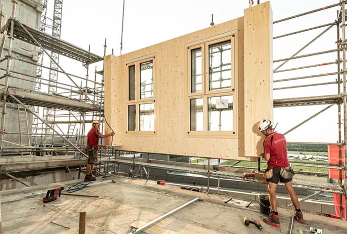 Gradnja z lesom montaza delavci