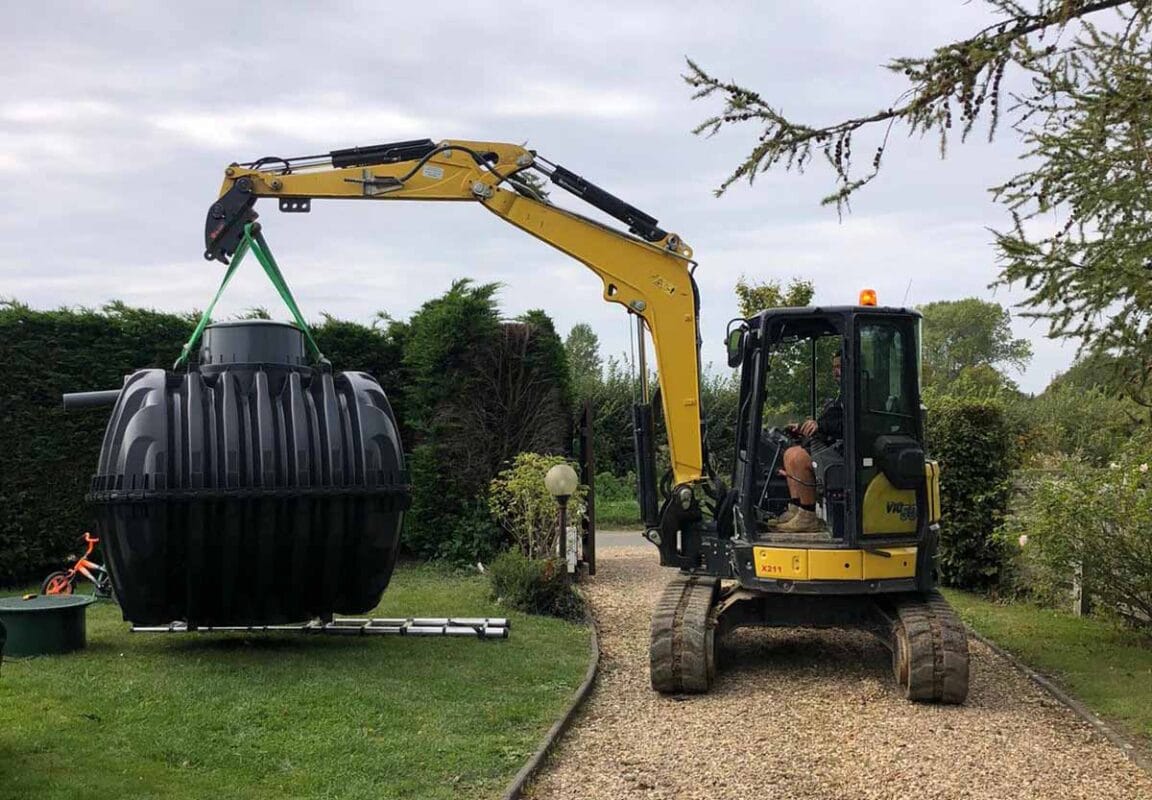 Vgradnja biološke čistilne naprave z mini bagrom na domačem dvorišču