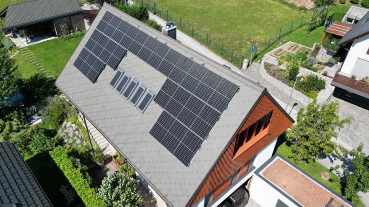 Sončna elektrarna na strehi družinske hiše za samooskrbo z elektriko