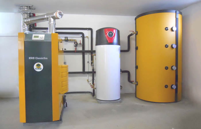 kotli na drva kwb s hranilnikom toplotne in toplotno crpalko za sanitarno vodo