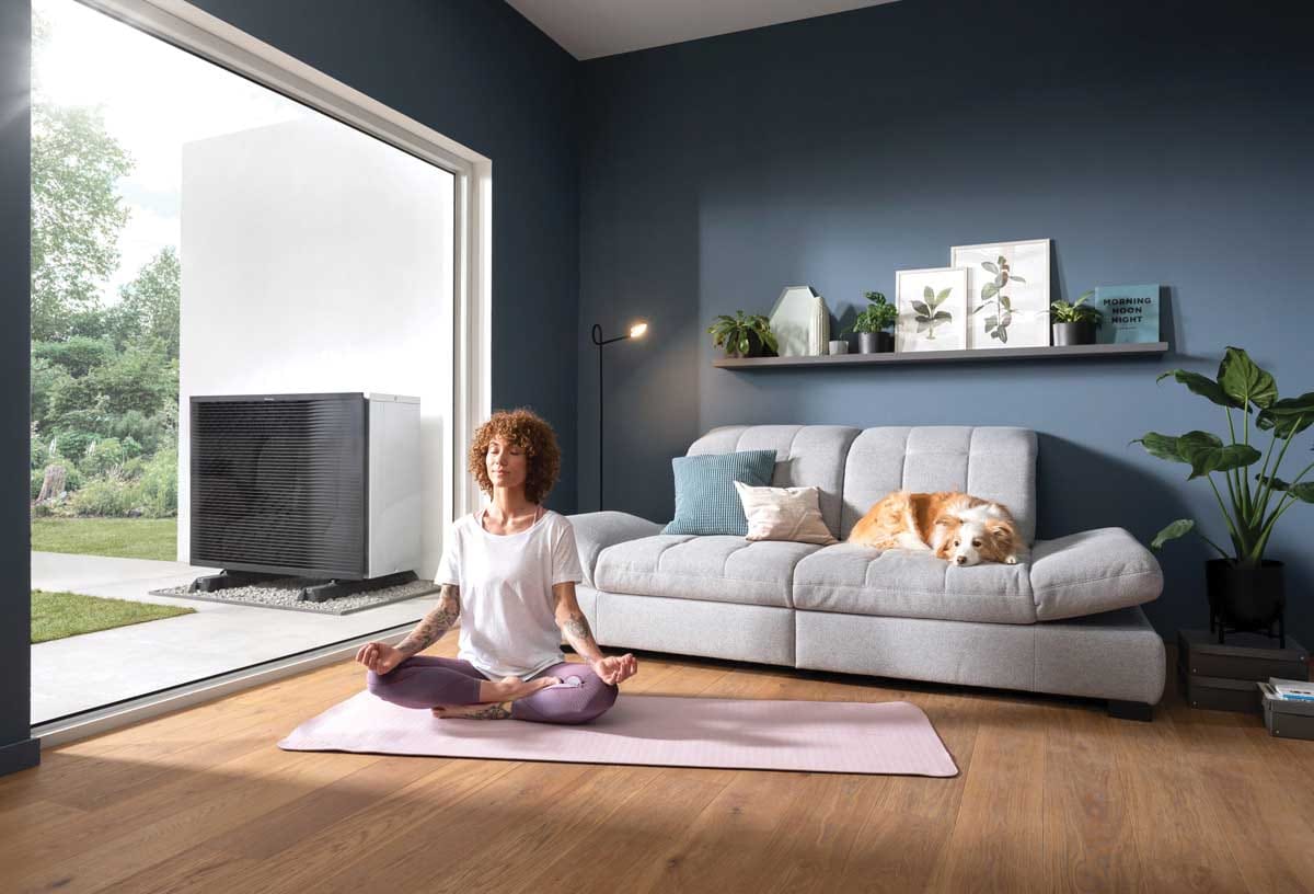 Daikin Altherma 3 MT zunanja enota ob sodobni hiši z zelo tihim delovanjem