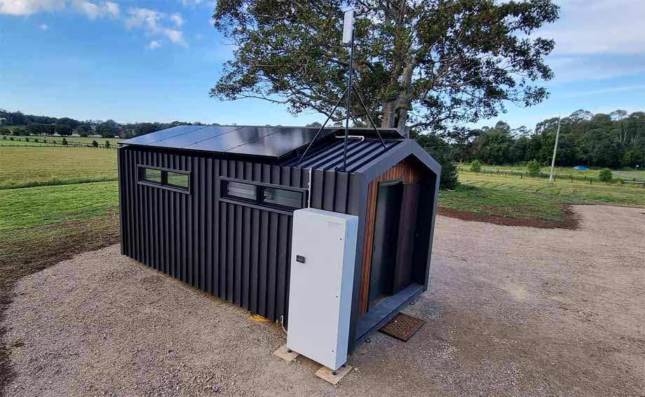 Otočna sončna elektrarna na mobilini počitniški hiški.