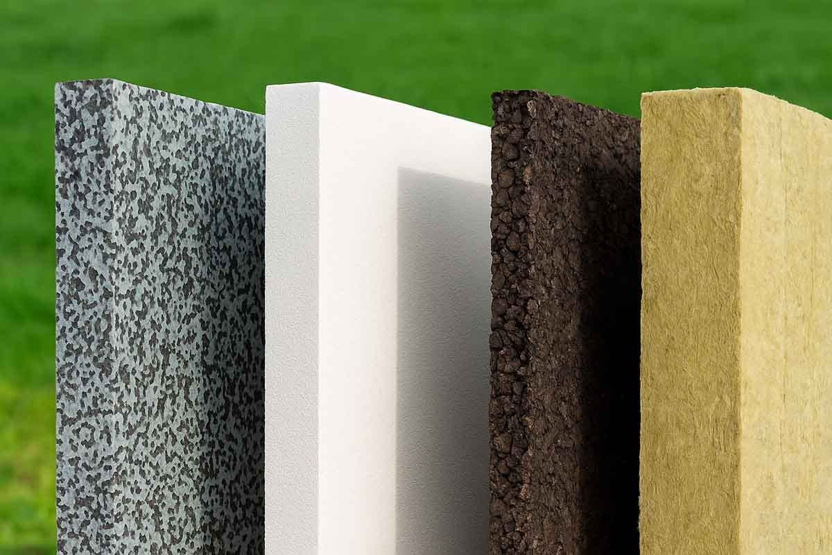 Različni izolacijski materiali za fasado: grafitni stiropor, beli stiropor, pluta in kamena volna