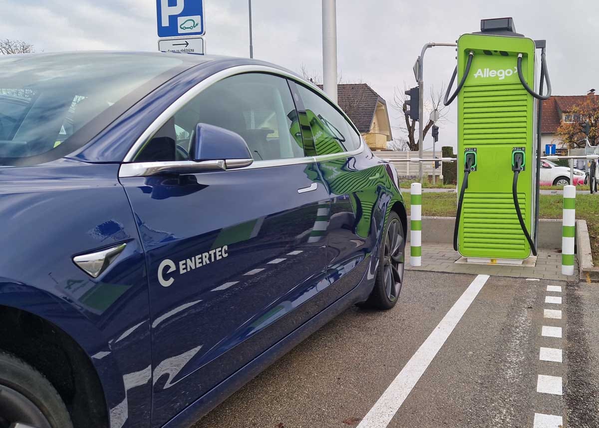 Polnjenje električnega avtomobila na hitri polnilnici Allego v okviru mreže Enertec E-charge na lokaciji HOFER