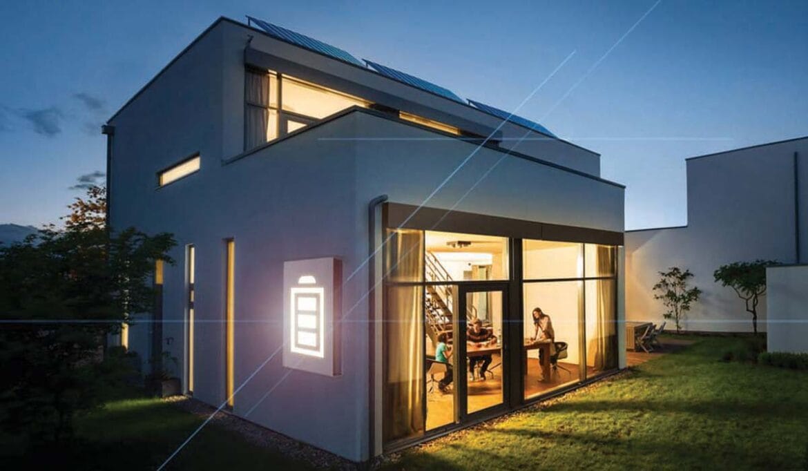 Stanovanjska hiša s sončno elektrarno in zunanjim hranilnikom električne energije za večjo samooskrbo z elektriko