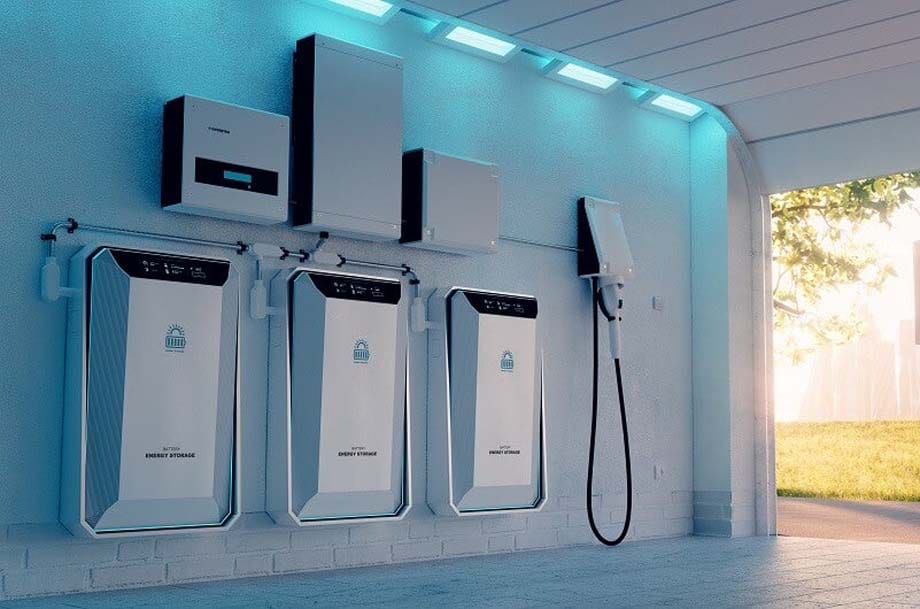 Stenski hranilniki električne energije v domači garaži s sončno elektrarno in polnilnico za električno vozilo