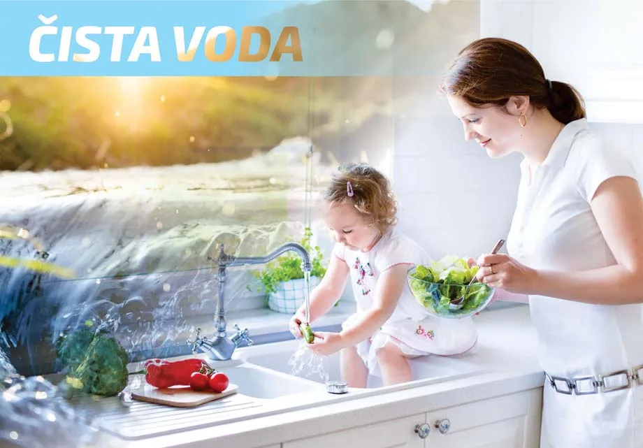 Mati in otrok pri kuhinjskem koritu z motivom čiste vode