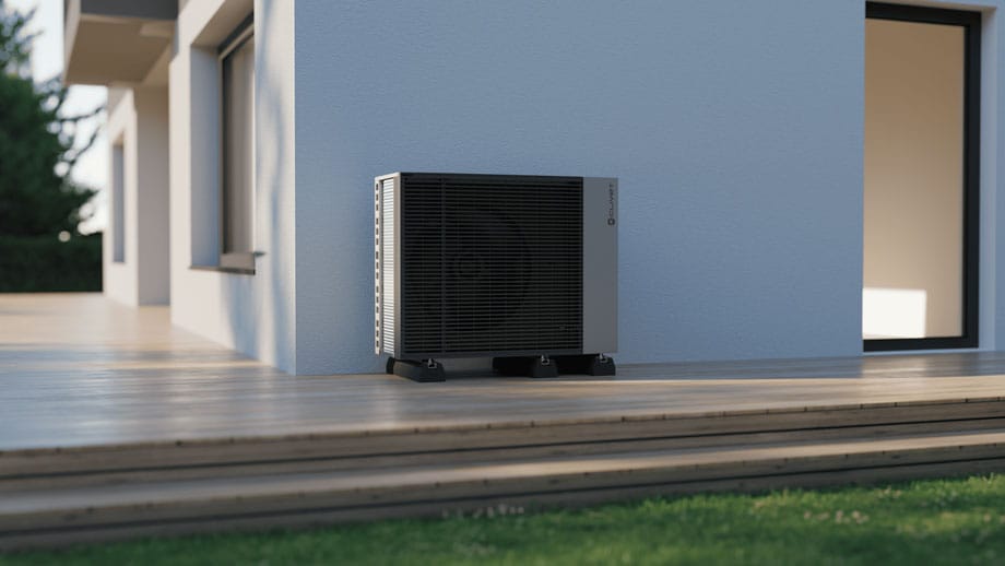 Toplotna črpalka Clivet Edge Pro nameščena ob hiši na terasi