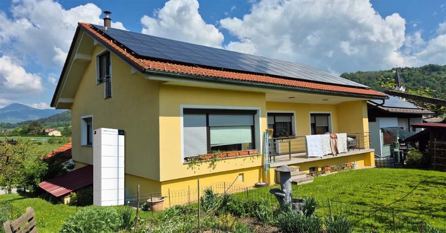 Hiša s sončno elektrarno in baterijskim hranilnikom