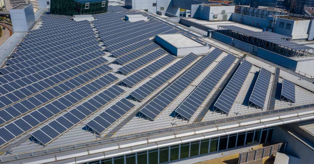 Sončna elektrarna na strehi poslovne stavbe z več sto fotovoltaičnimi paneli