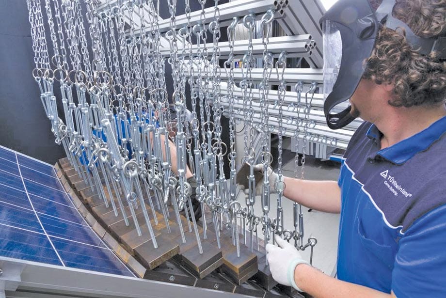 Laboratorijski test mehanske odpornosti solarnega modula s pomočjo verig in uteži