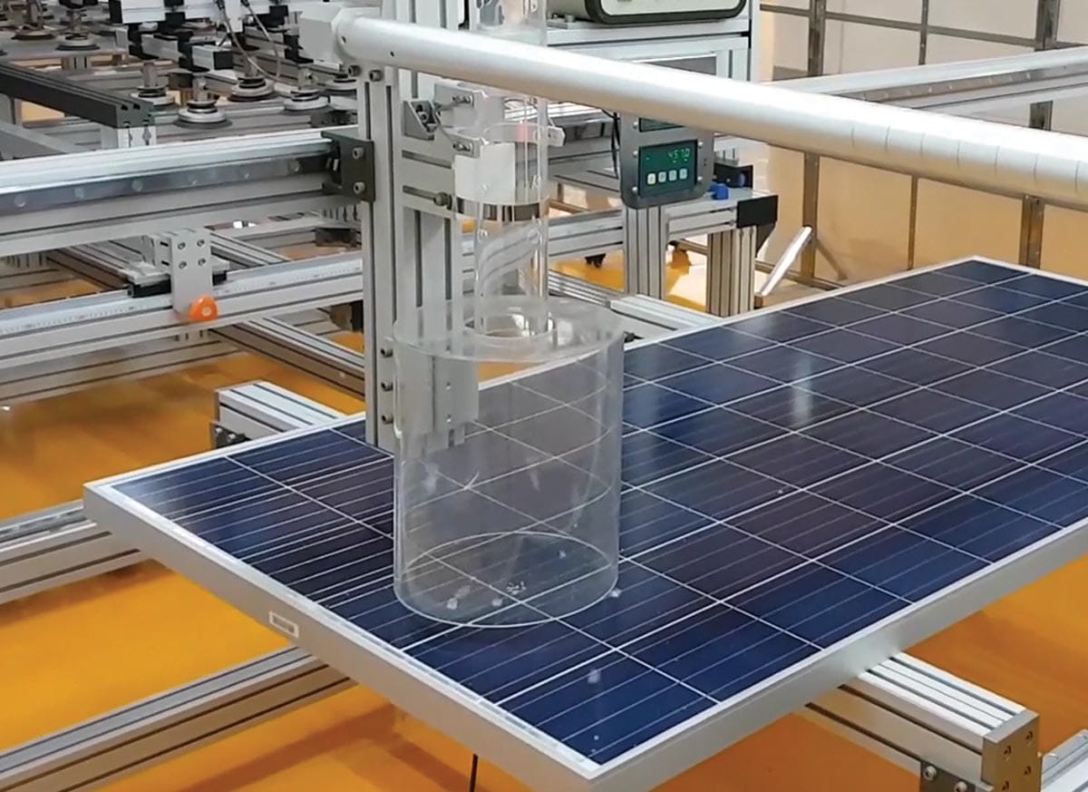 Testiranje odpornosti solarnega modula s prozorno cevjo v laboratoriju