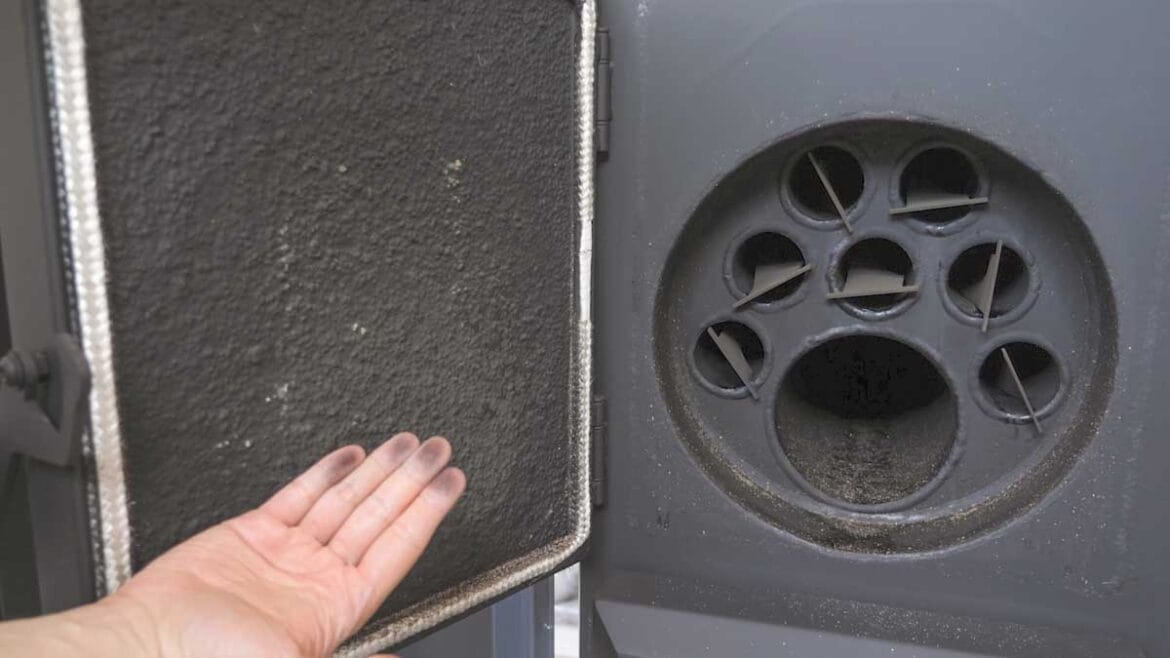 Ogljene obloge na vratih kotla in saje na prstih.