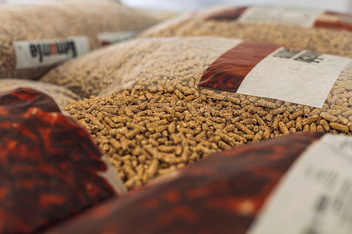 Vreče z lesnimi peleti, kot so bili vključeni v test lesnih pelet ZPS 2025