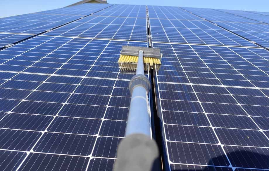 Čiščenje sončnih panelov z mehko krtačo in vodo