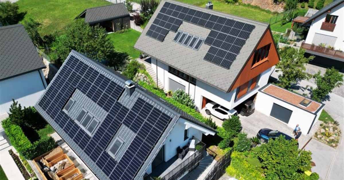 Hiše z nameščenimi sončnimi elektrarnami in hranilniki, ki omogočajo račun za elektriko 0 evrov