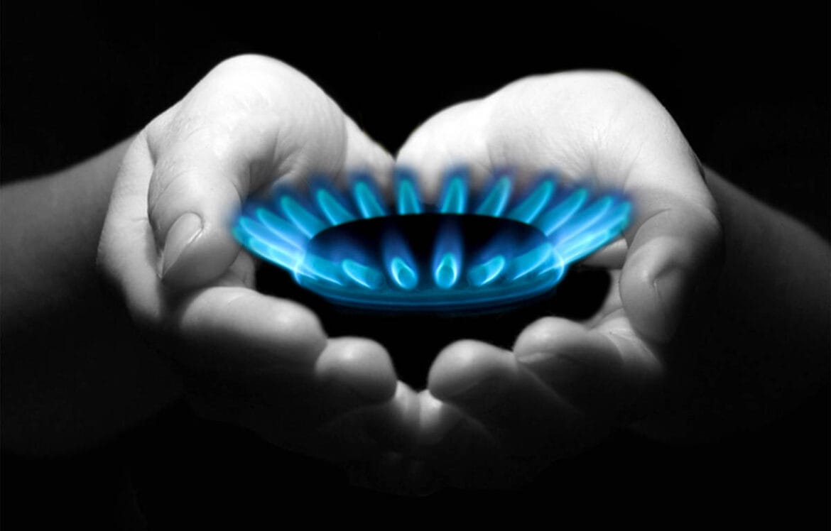 Zemeljski plin kot energent – moder plinski plamen simbolizira nadzorovano in učinkovito rabo energije