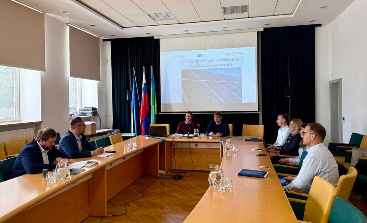 Podpis pogodb za postavitev sončnih elektrarn na javnih objektih po Sloveniji v sodelovanju občin s podjetjem SunContract