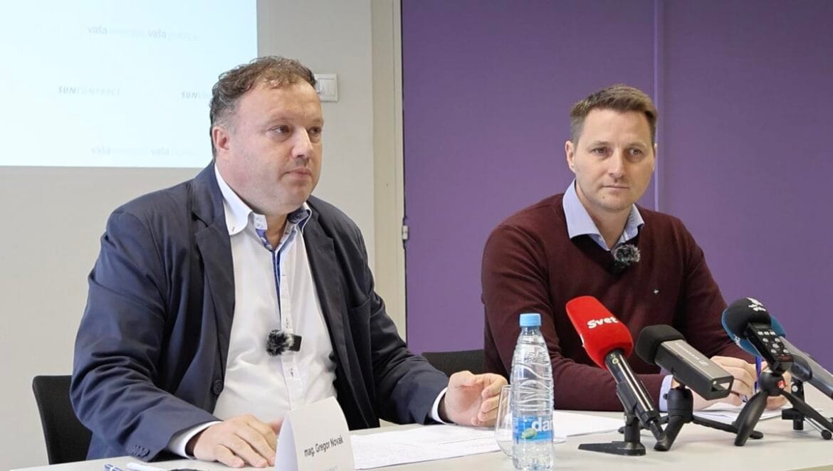 Direktor SunContract Gregor Novak in sodelavec Jernej Škoflek na novinarski konferenci o tožbi proti državi zaradi stroškov net-meteringa