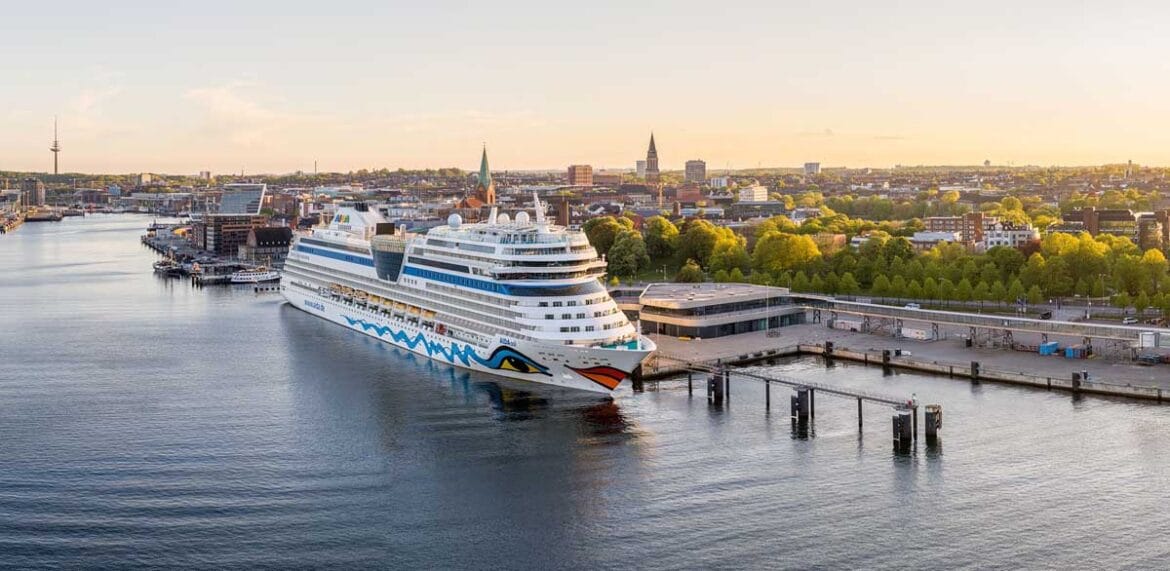 Križarka zasidrana v pristanišču Kiel, kjer je možna oskrba ladij z električno energijo iz obnovljivih virov