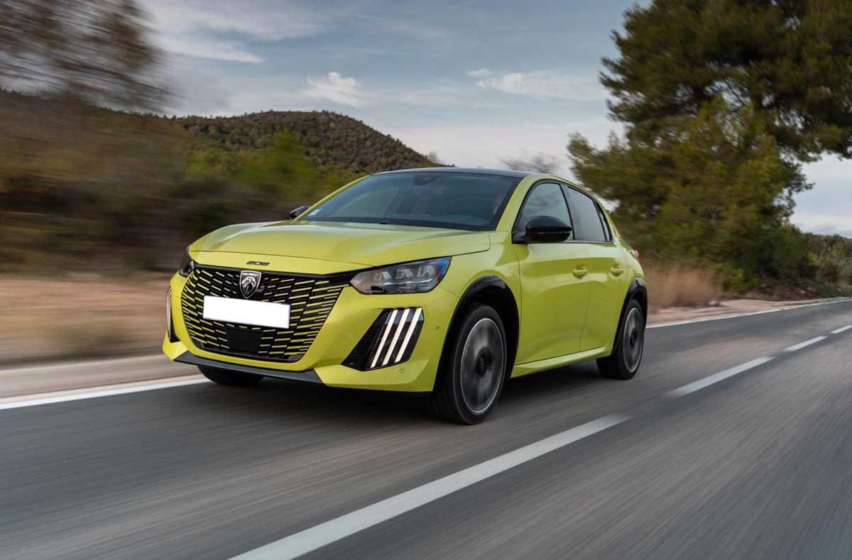 Peugeot e-208 električni avto med vožnjo na cesti – model upravičen do subvencije do 7.200 €