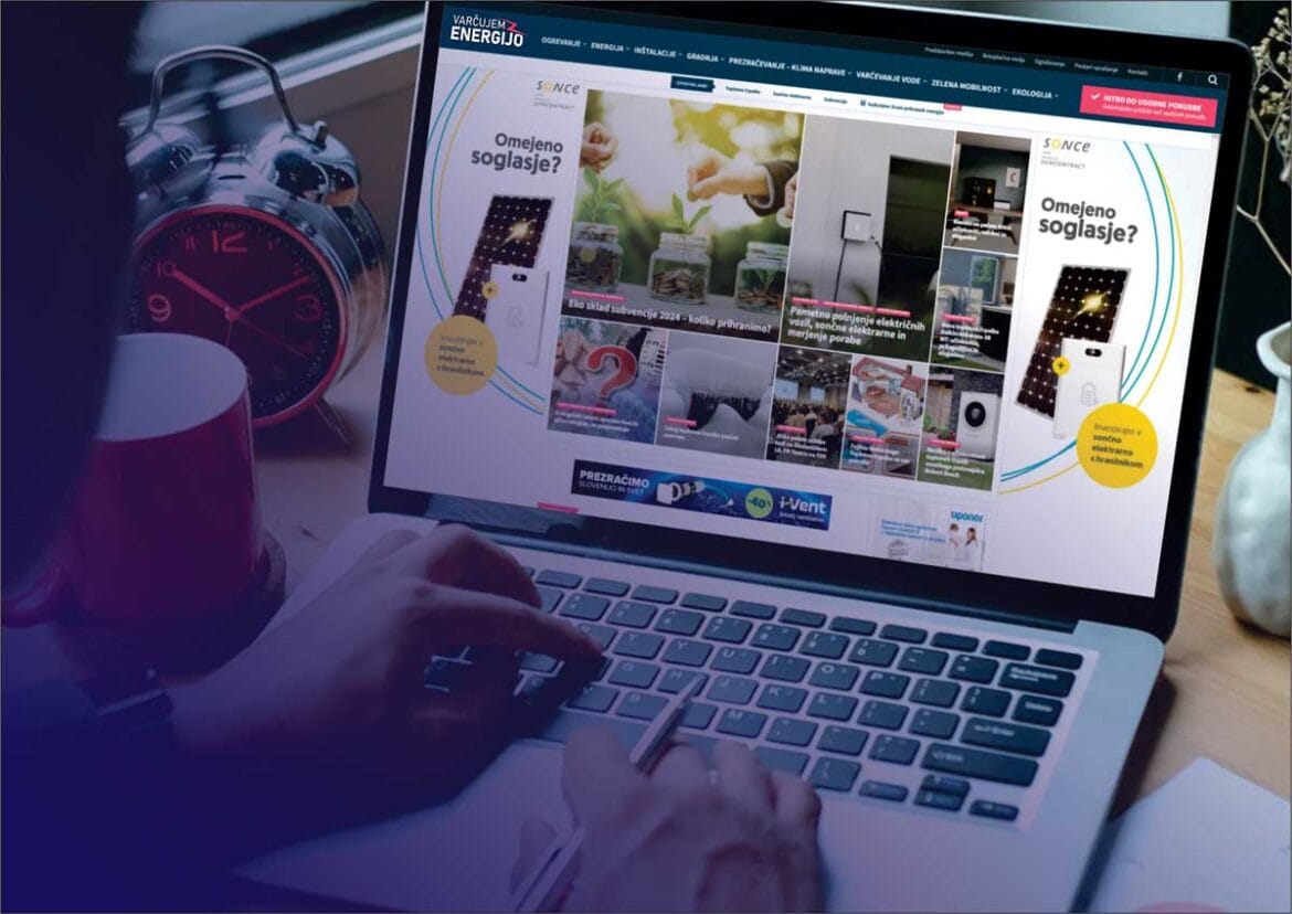 Digitalni marketing v energetiki – uporabnik na prenosniku prebira portal Varčujem z energijo