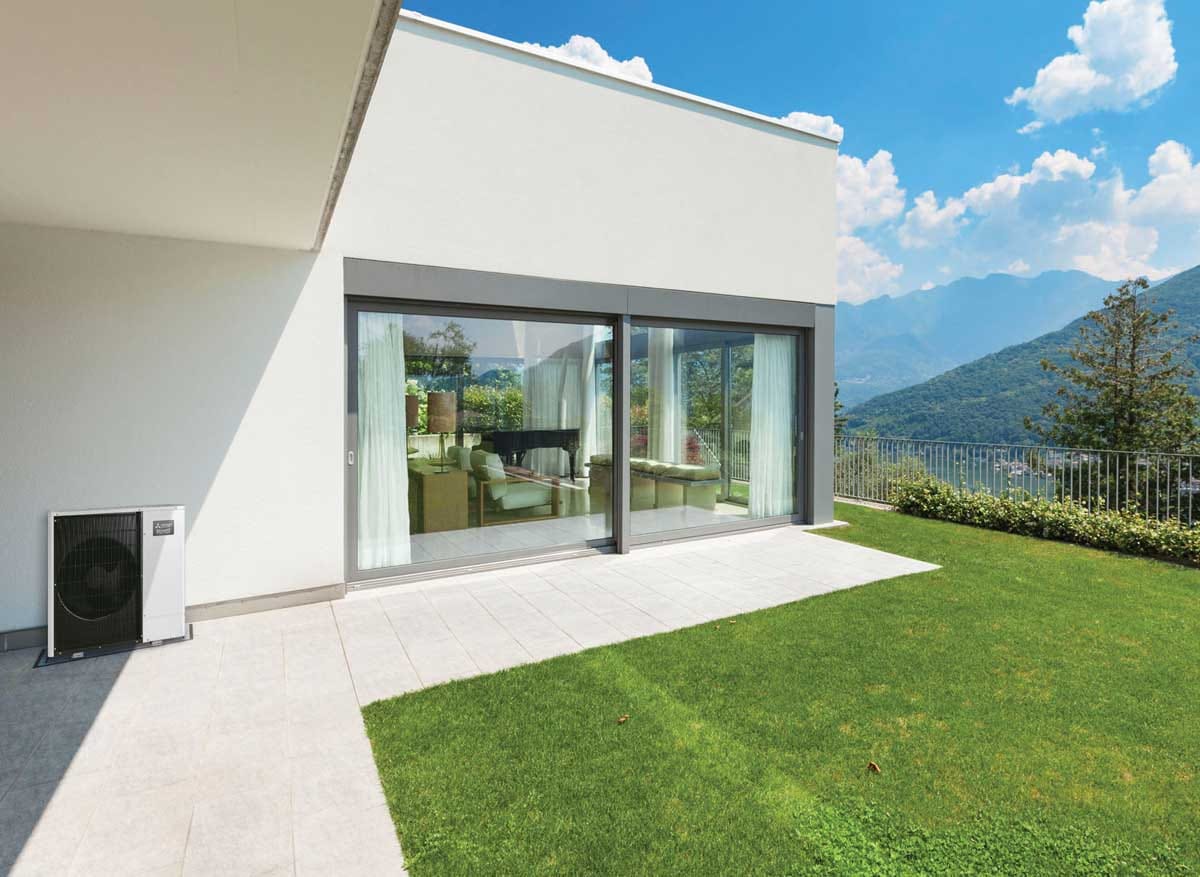 Toplotna črpalka Mitsubishi Electric ob sodobni hiši z vrtom