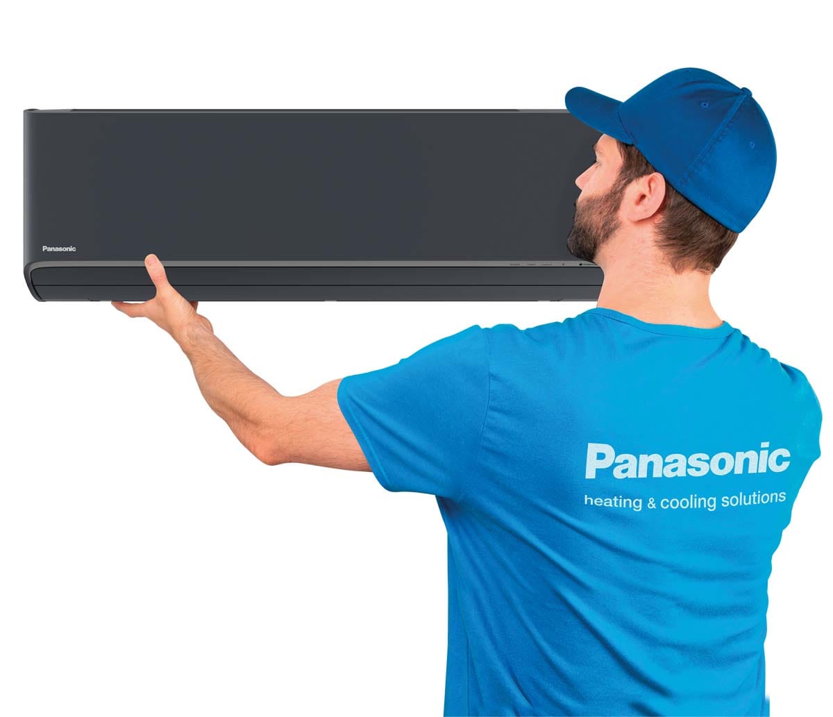 Monter namešča klimatsko napravo Panasonic Etherea