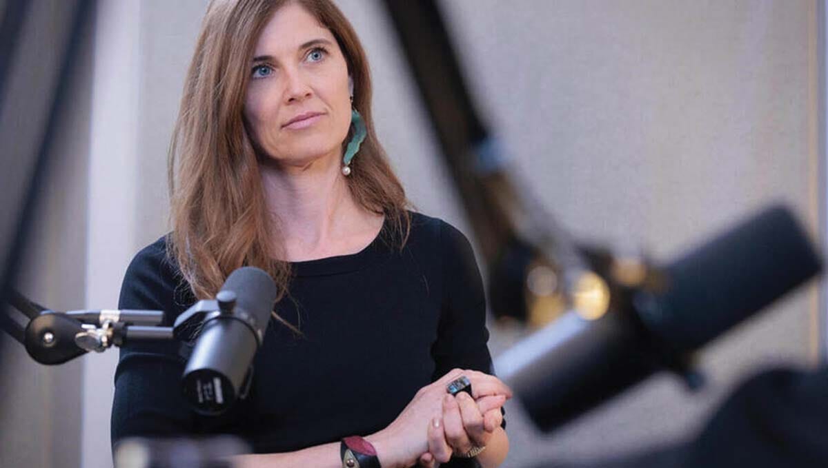 Nina Hojnik med pogovorom v podkastu Financ o razvoju sončne energije in hranilnikov