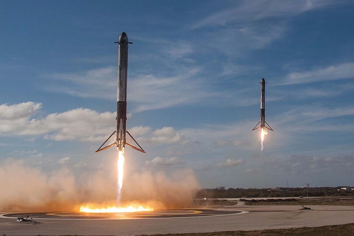 Dva raketna boosterja Falcon Heavy med hkratnim pristankom