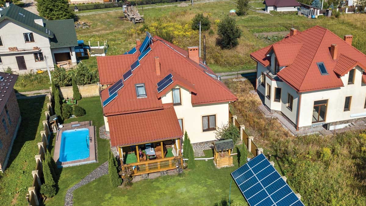 Stanovanjska hiša s sončno elektrarno za proizvodnjo električne energije