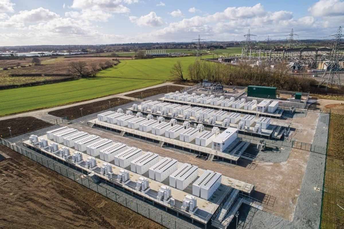 Veliki baterijski hranilnik električne energije ob elektroenergetski postaji